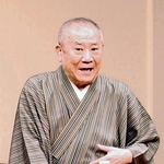 桂米朝さんが亡くなって１年後、一門会で師匠の思い出を語る桂ざこばさん＝２０１６年３月、神戸文化ホール
