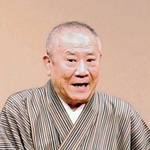 桂米朝さんが亡くなって１年後、一門会で師匠の思い出を語る桂ざこばさん＝２０１６年３月、神戸文化ホール