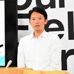 元西播磨県民局長の文書を巡る片山安孝副知事の対応について、定例会見で記者の質問に答える斎藤元彦知事＝兵庫県庁