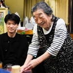 笑顔で接客する吉原豊子さん（右）＝神戸市長田区庄山町１