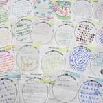 神戸ファッション美術館の収蔵庫で見つかった市民や観光客からのメッセージ。約２千人分あり、返却が困難となっている＝神戸市中央区