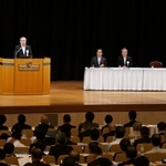 開会あいさつをする山上昌之・全国新聞販売フォーラム大会会長（壇上左端）＝１２日午前、神戸市中央区、神戸ポートピアホテル（撮影・斎藤雅志）