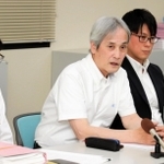 息子を亡くした事件からの13年間を振り返り、加害者家族に対する民事裁判提起への思いを語る堤敏さん（中央）＝１２日午後、神戸市中央区橘通１、兵庫県弁護士会館