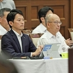 百条委員会の設置を求める動議が出された兵庫県議会で、議事進行を見守る斎藤元彦知事（左）と片山安孝副知事＝１３日午前、神戸市中央区、兵庫県公館（撮影・長嶺麻子）