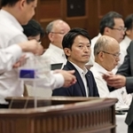 百条委員会の設置を求める動議が出された兵庫県議会本会議で、県議の投票を見守る斎藤元彦知事（中央）＝１３日午後、神戸市中央区、兵庫県公館（撮影・長嶺麻子）