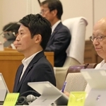 兵庫県議会で百条委員会の設置が決まり、正面を見据える斎藤元彦知事（左）。右は片山安孝副知事＝１３日午後、神戸市中央区、兵庫県公館（撮影・笠原次郎）