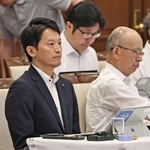 賛成多数で百条委員会の設置が決まった直後の斎藤元彦知事（左）と片山安孝副知事＝１３日午後、神戸市中央区、兵庫県公館（撮影・長嶺麻子）