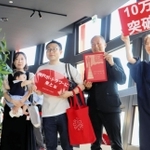 リニューアルオープン後、１０万人目の来場者となった竹内柚葉ちゃんと両親ら＝神戸市中央区波止場町