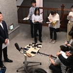 百条委設置が決まったことを受け、報道陣に対応する斎藤元彦知事（左）＝１３日午後、神戸市中央区下山手通４、兵庫県公館（撮影・斎藤雅志）