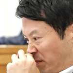議場で厳しい表情を見せる斎藤元彦知事＝１３日午後、神戸市中央区、県公館（撮影・笠原次郎）