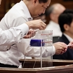 百条委員会設置を巡り、投票箱に積み上がっていく投票札＝神戸市中央区、兵庫県公館（撮影・長嶺麻子）