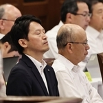 県議会本会議に臨んだ斎藤元彦知事（左）と片山安孝副知事＝１３日午後、神戸市中央区、兵庫県公館（撮影・長嶺麻子）