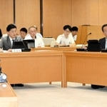 元西播磨県民局長の文書問題を調べる百条委員会の第１回会合＝１４日午後、兵庫県庁