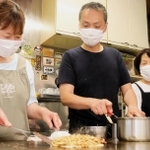 キャベツをはじめ、相次ぐ材料費の高騰にも「変わらないことが大切」と前を向く店主の青森功樹さん（中央）ら＝神戸市長田区久保町４、お好み焼　青森