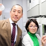 線虫が入ったシャーレを見つめる久原篤教授（左）と、太田茜特任研究准教授＝神戸市東灘区岡本８、甲南大