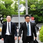 誤認逮捕の損害賠償を提訴するため、神戸地裁に入る女性の代理人弁護士＝１７日午後、神戸市中央区橘通２