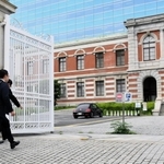 誤認逮捕の損害賠償を提訴するため、神戸地裁に入る女性の代理人弁護士＝１７日午後、神戸市中央区橘通２
