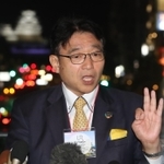 姫路城（左奥）の入場料について話す姫路市の清元秀泰市長＝１７日夜、姫路市駅前町（撮影・辰巳直之）
