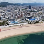 神戸須磨シーワールドが完成するなど再整備された須磨海岸＝神戸市須磨区（ドローンで撮影）
