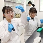 兵庫県立大工学部で学ぶ高石瑚子さん（手前左）ら。近年は女子学生の割合も高まりつつあるという＝姫路市書写