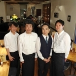 「神戸名店百選」に選ばれるなど、神戸で３６年愛されてきたノミーナのオーナー中島光繁さん（右から２人目）ら＝神戸市中央区下山手通２（撮影・鈴木雅之）