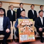 大相撲神戸場所の開催をＰＲする枝川親方（下段中央）ら＝神戸市役所