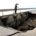 穴の深さは約２メートルに及ぶ＝南あわじ市阿那賀志知川（兵庫県洲本土木事務所提供）