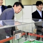 ７月３日から流通が始まる新紙幣の見本を見学する神戸銀行協会の関係者ら＝日銀神戸支店