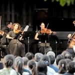 昨年開かれたル・ポン国際音楽祭の様子＝赤穂市上仮屋、赤穂城跡（赤穂市提供）