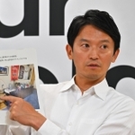 文書で指摘された疑惑について資料を示して説明する斎藤元彦知事＝２０日午後、兵庫県庁（撮影・斎藤雅志）