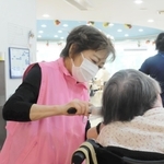 高齢者ケアの補助を担う福地啓子さん。組合名の「ヘルパント」はエスペラント語の「助っ人」から＝神戸市灘区青谷町２、デイサービスセンターあおたに