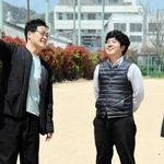 バスケットゴールが新たに置かれる神楽公園で展望を語るＯＫＫＯさん（左）と長田区の担当者＝神戸市長田区細田町１