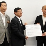要望書を渡した（左から）門康彦淡路市長、守本憲弘南あわじ市市長、上崎勝規洲本市長＝洲本市役所