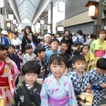 商店街を浴衣姿で練り歩く子どもたち＝２２日午後、姫路市内（撮影・辰巳直之）