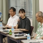 アスベストを浴び中皮腫を発症した人たちと意見を交わす学生＝23日午後、神戸市灘区六甲台町の神戸大
