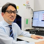 多くの寄付が寄せられ、「背中を押されている気分になる」と語る宮西正憲特命教授＝神戸市中央区港島南町１