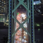 多くの車が行き交う明石海峡大橋。２０２３年度の通行台数は過去最多となった＝２４年４月、淡路市から