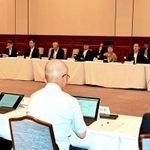 兵庫県の斎藤元彦知事と神戸市の久元喜造市長、県市の幹部らが共通の課題について協議した＝県公館