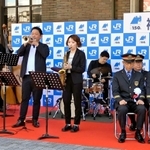 神戸-大阪間鉄道開業１５０周年の記念式典で鉄道唱歌のジャズバージョンを演奏するトランペッターの広瀬未来さん（手前左から２人目）ら＝５月11日、ＪＲ神戸駅前