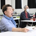 声筋を鍛えるため、音楽教室で発声練習をする参加者＝神戸市兵庫区中之島２、兵庫県立兵庫津ミュージアム