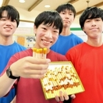 オオキンケイギクの花びらから作ったクレヨンを手にする浅井勇輝さんら＝三田市学園１、三田祥雲館高校
