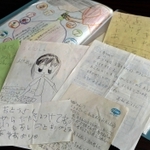 いつも帰宅の遅い森川正敏さんと娘の堀切文音さんが交流を図っていた手紙。正敏さんの死後、ずっと見返せなかった＝神戸市垂水区（撮影・長嶺麻子）