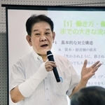 過労死防止法成立１０年に合わせて開かれた勉強会で、課題を指摘する岩城穣弁護士＝神戸市中央区の中央区文化センター