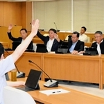 兵庫県の元西播磨県民局長が作成した文書について調べる百条委員会の第２回会合で、資料提出などについて委員が意見を交わした＝県庁