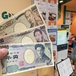 約２０年にわたり流通した３種類の紙幣。デザインの刷新を受け、券売機を導入する飲食店などは対応に追われる＝神戸市中央区三宮町１、グリル金プラ　三宮センタープラザ店