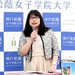 会見で共学化の狙いなどを話す神戸松蔭女子学院大の徳山孝子学長。ムーミンとのコラボなども説明した＝神戸市灘区篠原伯母野山町１