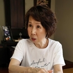 公務災害申請のため集めた膨大な資料を手元に、当時を振り返る森川えみさん＝神戸市垂水区（撮影・長嶺麻子）