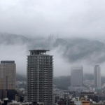 六甲山にかかった低い雲が雲海のように広がった＝２８日午前、神戸市中央区から望む