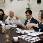 遺族らでつくる「兵庫過労死を考える家族の会」。情報共有や啓発などの取り組みを続けている＝神戸市中央区