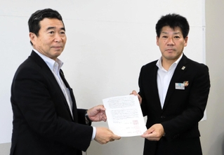 兵庫県経営者協会の成松郁廣会長（左）に要望書を手渡す県教育委員会の大迎規宏教育次長＝県庁